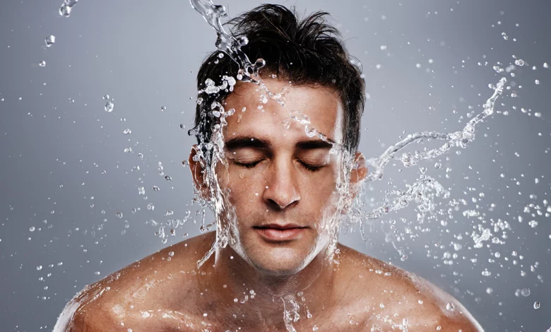 رجل يغسل وجهه بالماء