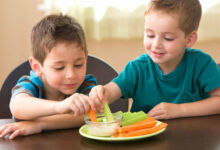 اطفال يأكلون وجبة صحية